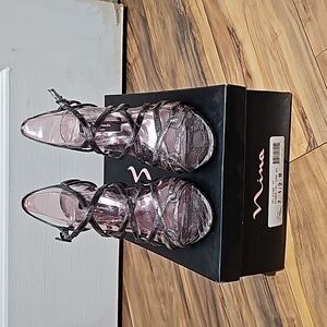Nina Velaina Gunmetal Size 7.5 Heels in excellent preloved condition